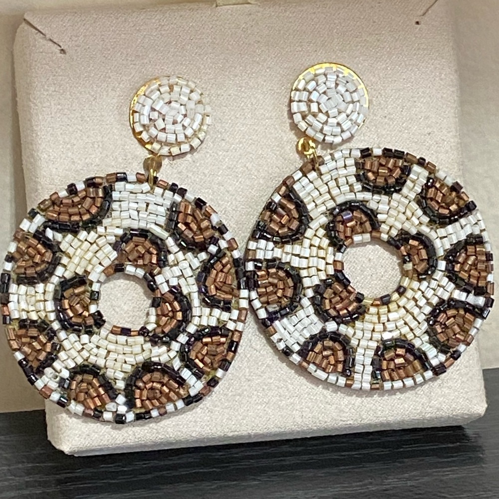 ❤️Round Ivory Leopard Beaded Earrings❤️